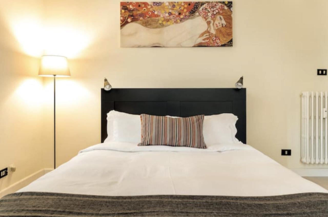 Sunny Flat In Elegant Building Close To Colosseum Rom Exteriör bild