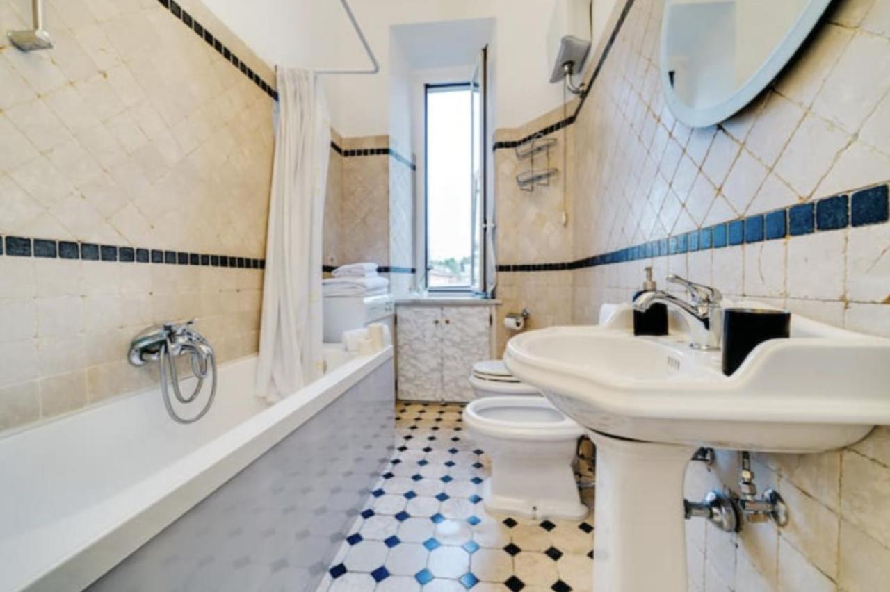 Sunny Flat In Elegant Building Close To Colosseum Rom Exteriör bild